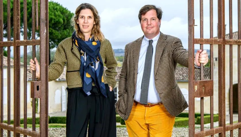 Alexandre de Lur Saluces et sa sœur devant le portail de leur domaine.