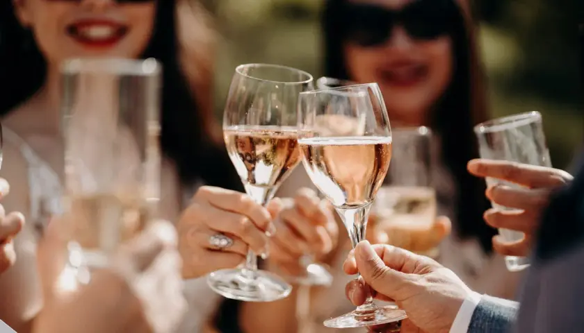 Des mains lèvent des flûtes de champagne, un accord met vin parfait pour célébrer.