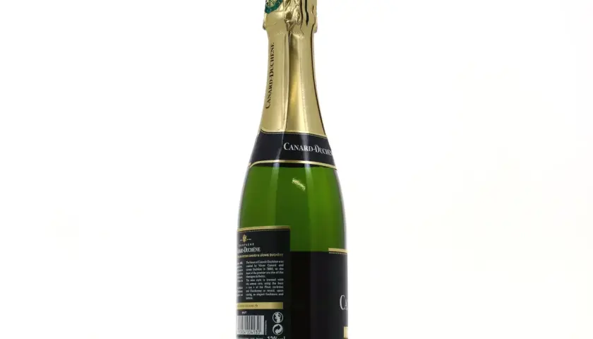 Bouteille de champagne Canard-Duchêne Brut. Un avis sur ce champagne ? Il est créé avec soin pour une dégustation fraîche et équilibrée.