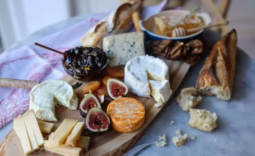 Vin rouge et plateau de fromages variés - Le guide parfait