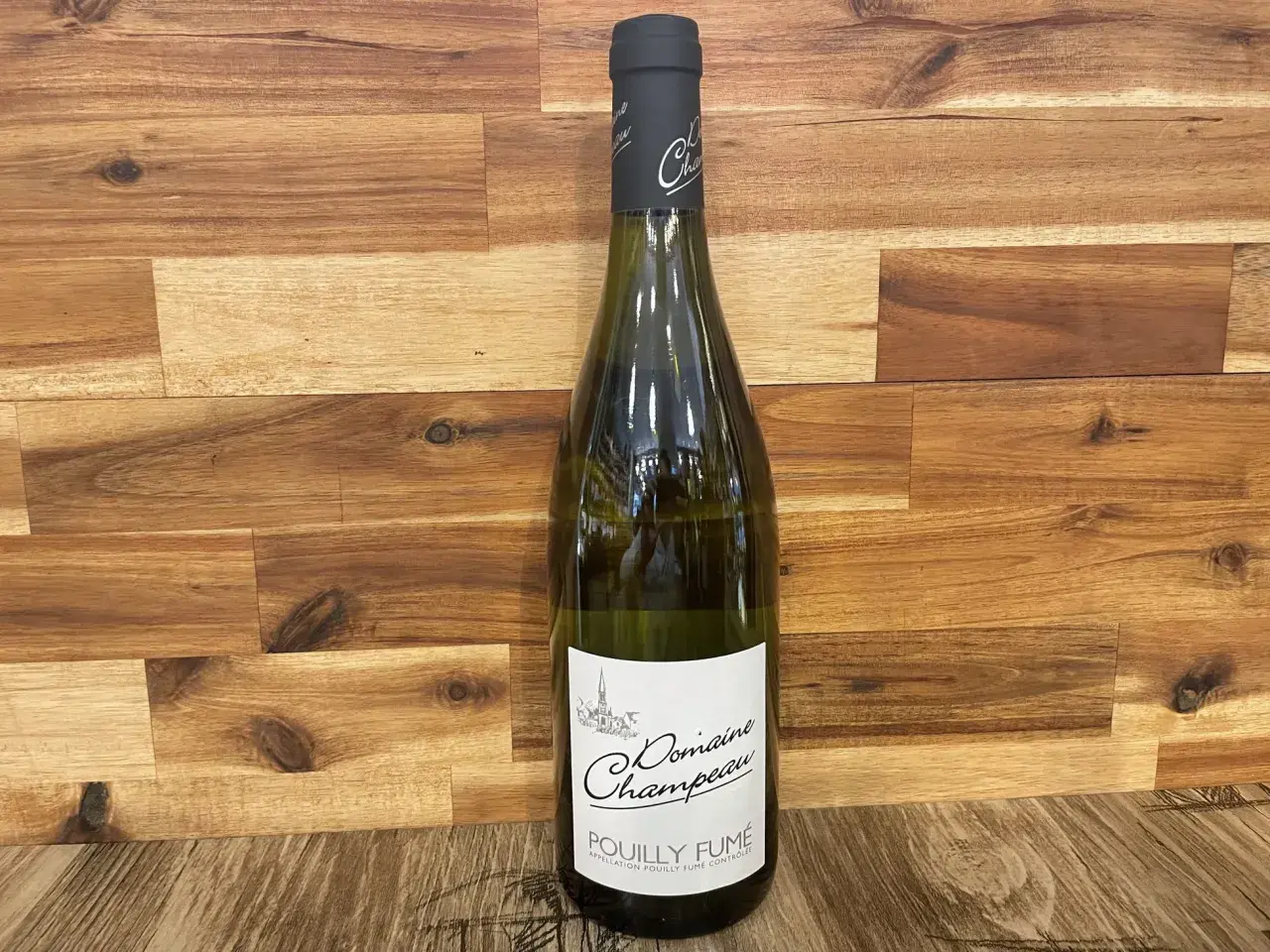 Bouteille de Pouilly Fumé. Ce vin blanc se marie à merveille avec des fruits de mer, des poissons grillés ou un fromage de chèvre.