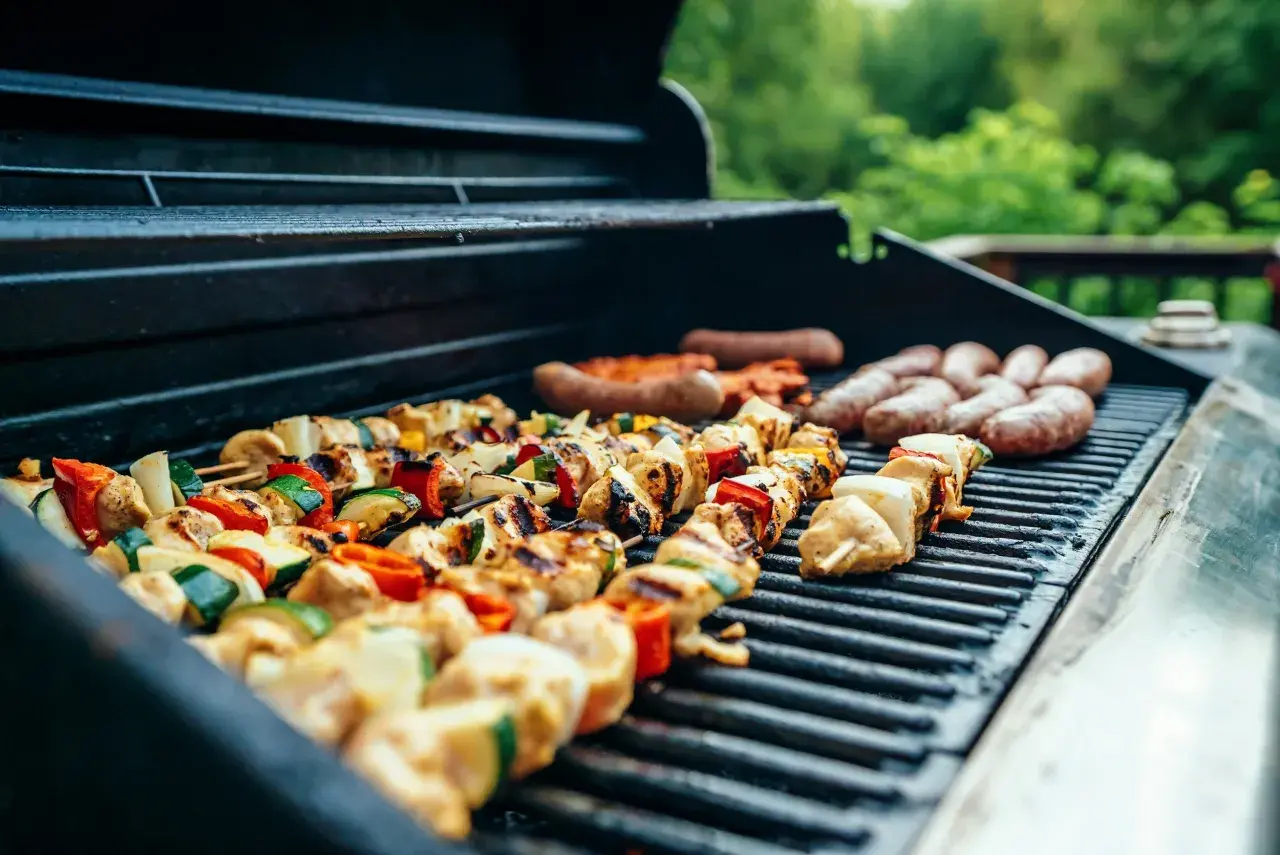 Brochettes de poulet et légumes grillés, saucisses sur le barbecue. Parfait pour un barbecue, quel rosé pour barbecue ?