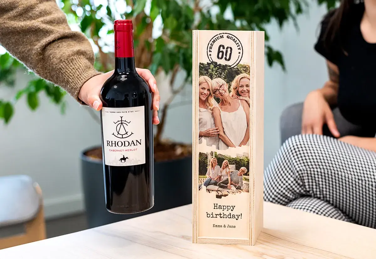 Une bouteille de vin rouge Rhodan Cabernet-Merlot, parfaite pour savoir quel vin offrir quand on est invité. Le coffret personnalisé célèbre un 60ème anniversaire.