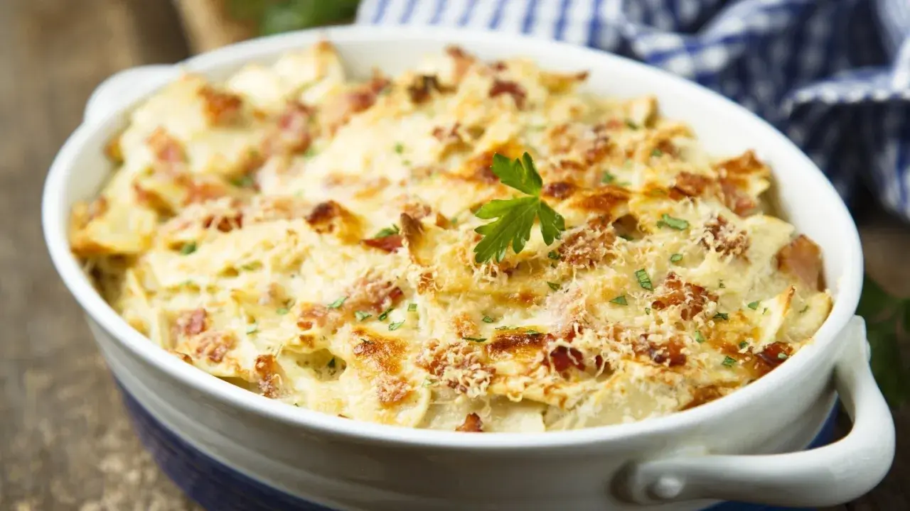 Gratin dauphinois crémeux avec lardons, garni de persil. Un plat réconfortant, idéal pour savoir quel vin avec quel plat.
