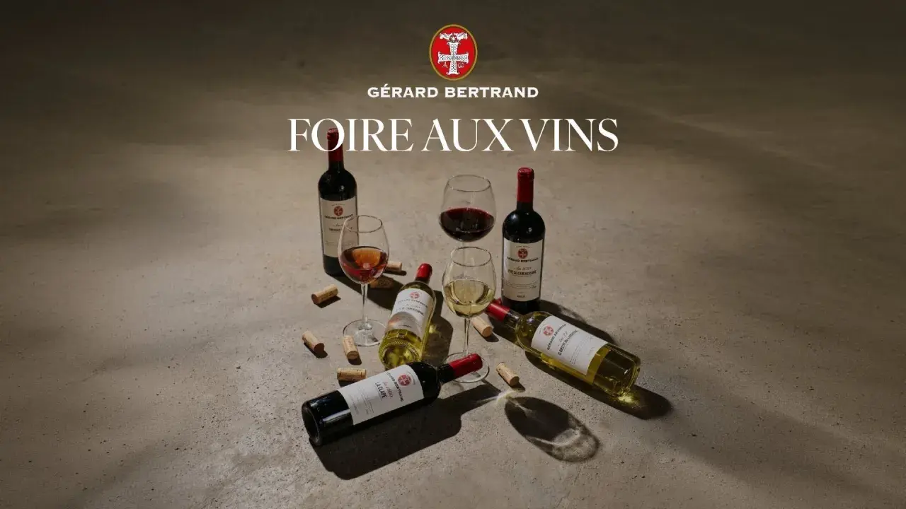 Bouteilles et verres de vin rouge, blanc et rosé, avec bouchons, pour la foire aux vins de printemps Gérard Bertrand.