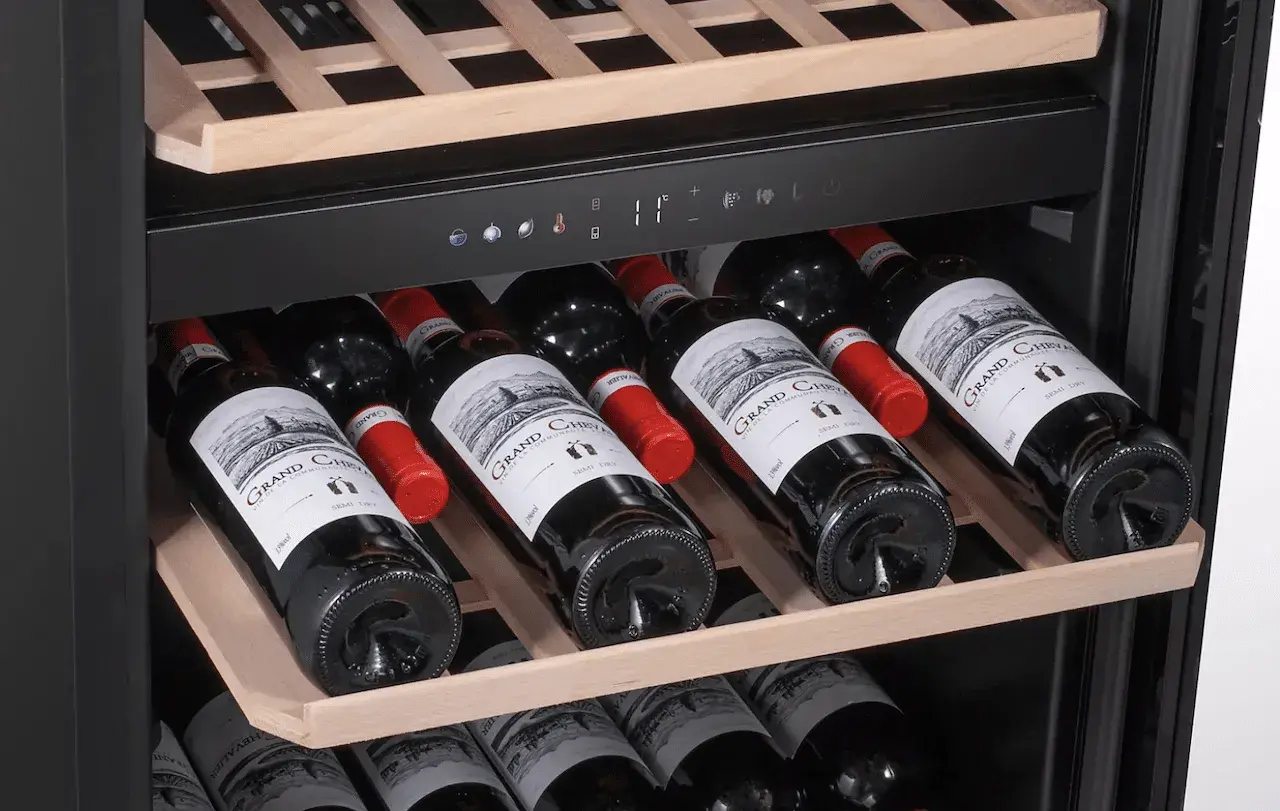 Une cave à vin bien remplie de bouteilles de vin rouge. Idéal pour savoir comment choisir votre prochaine bouteille.