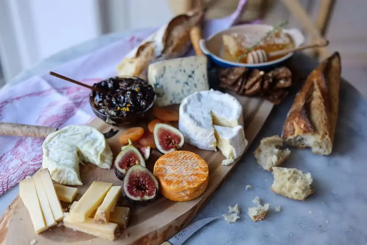 Plateau de fromages variés, figues, confiture et pain. Quel vin rouge avec un plateau de fromage varié ? Un délice !