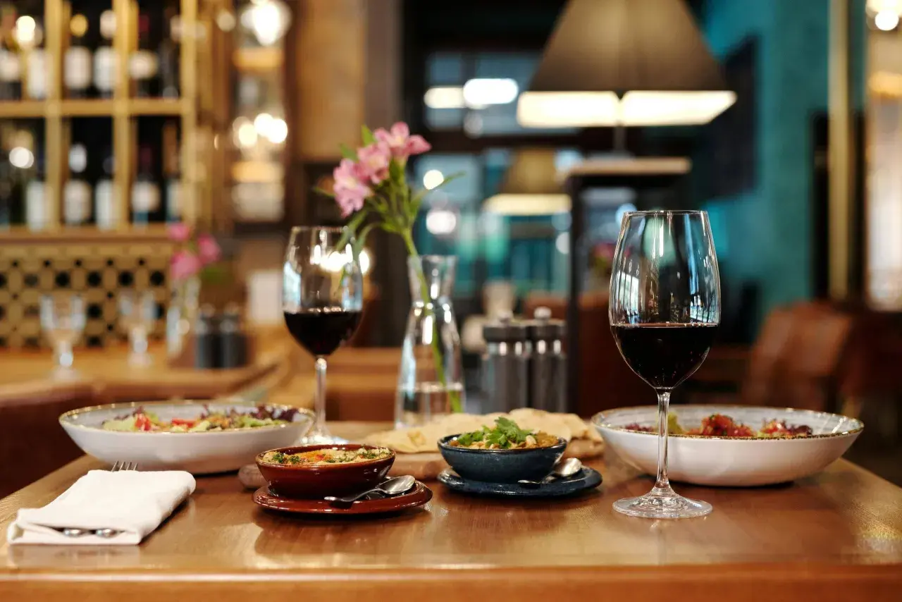 Un dîner romantique avec des plats savoureux et un verre de meilleur vin rouge.