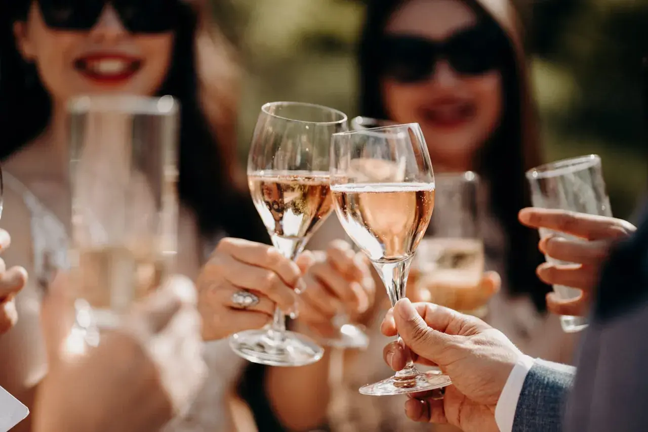 Des mains lèvent des flûtes de champagne, un accord met vin parfait pour célébrer.