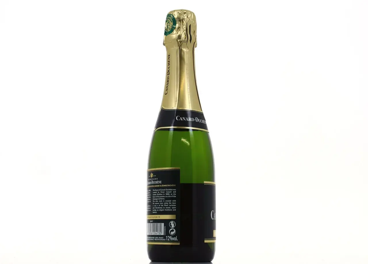 Bouteille de champagne Canard-Duchêne Brut. Un avis sur ce champagne ? Il est créé avec soin pour une dégustation fraîche et équilibrée.