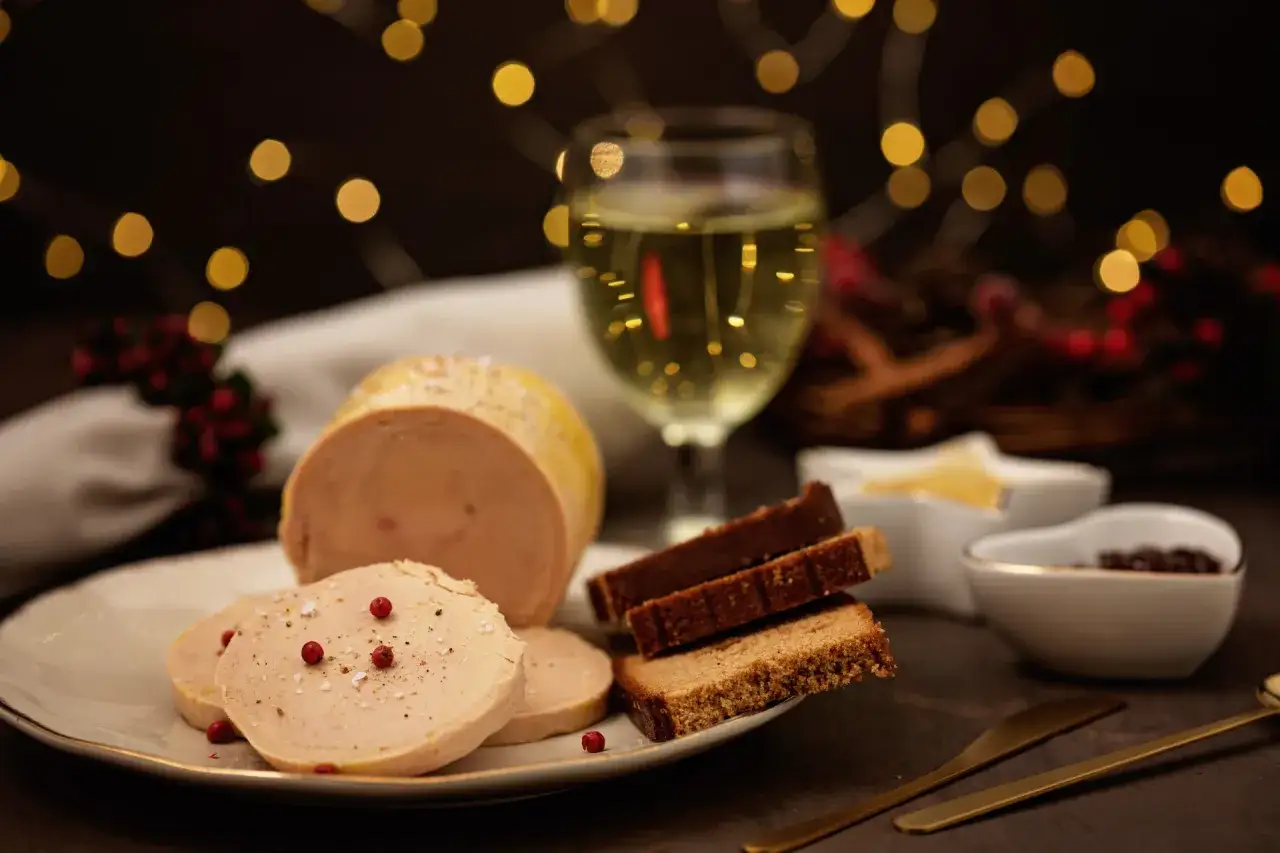Un accord mets vins parfait : foie gras, pain d'&eacute;pices et vin blanc p&eacute;tillant, le tout sous un ciel de guirlandes lumineuses.