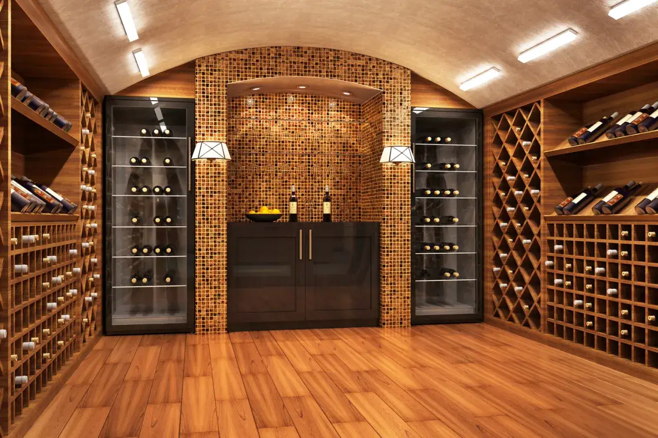 Cave à vin moderne avec étagères en bois, vitrines réfrigérées et mur mosaïque. Idéal pour la conservation du Beaujolais Nouveau.