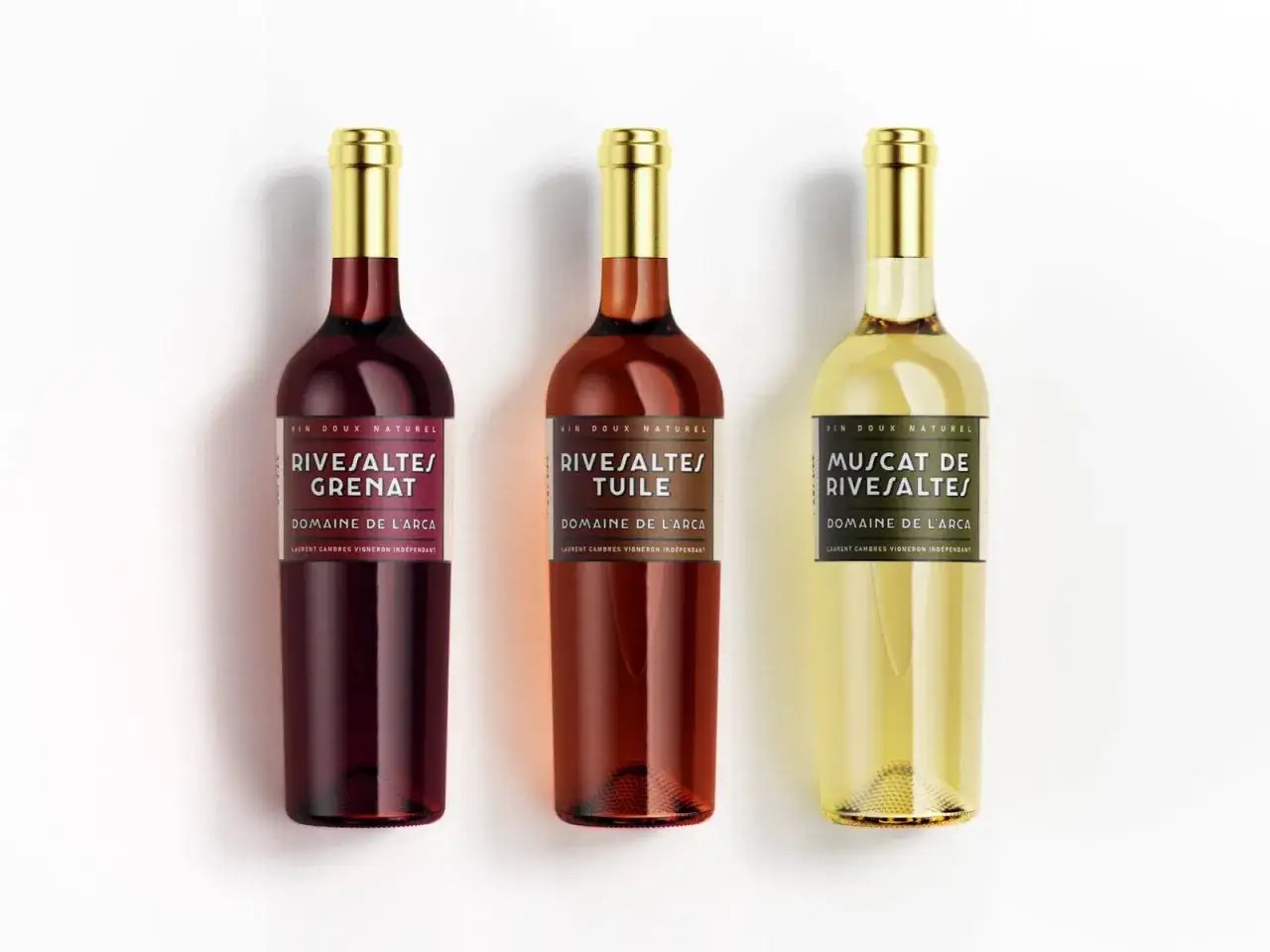Trois bouteilles de vin mut&eacute; du Domaine de l'Arca : Grenat, Tuile et Muscat de Rivesaltes.