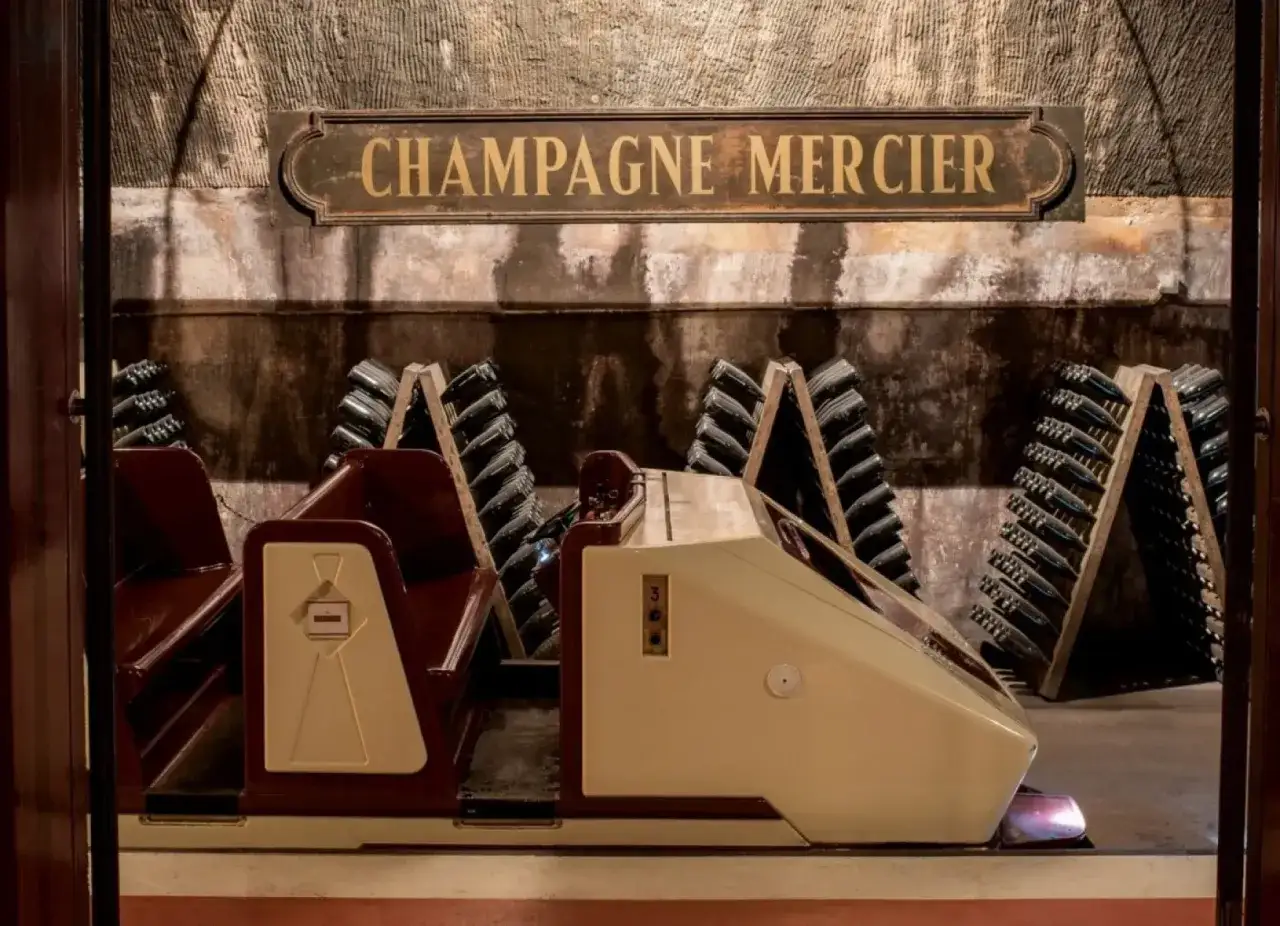 Dans les caves Mercier, un wagonnet attend les visiteurs pour une visite. Avis sur le champagne Mercier.