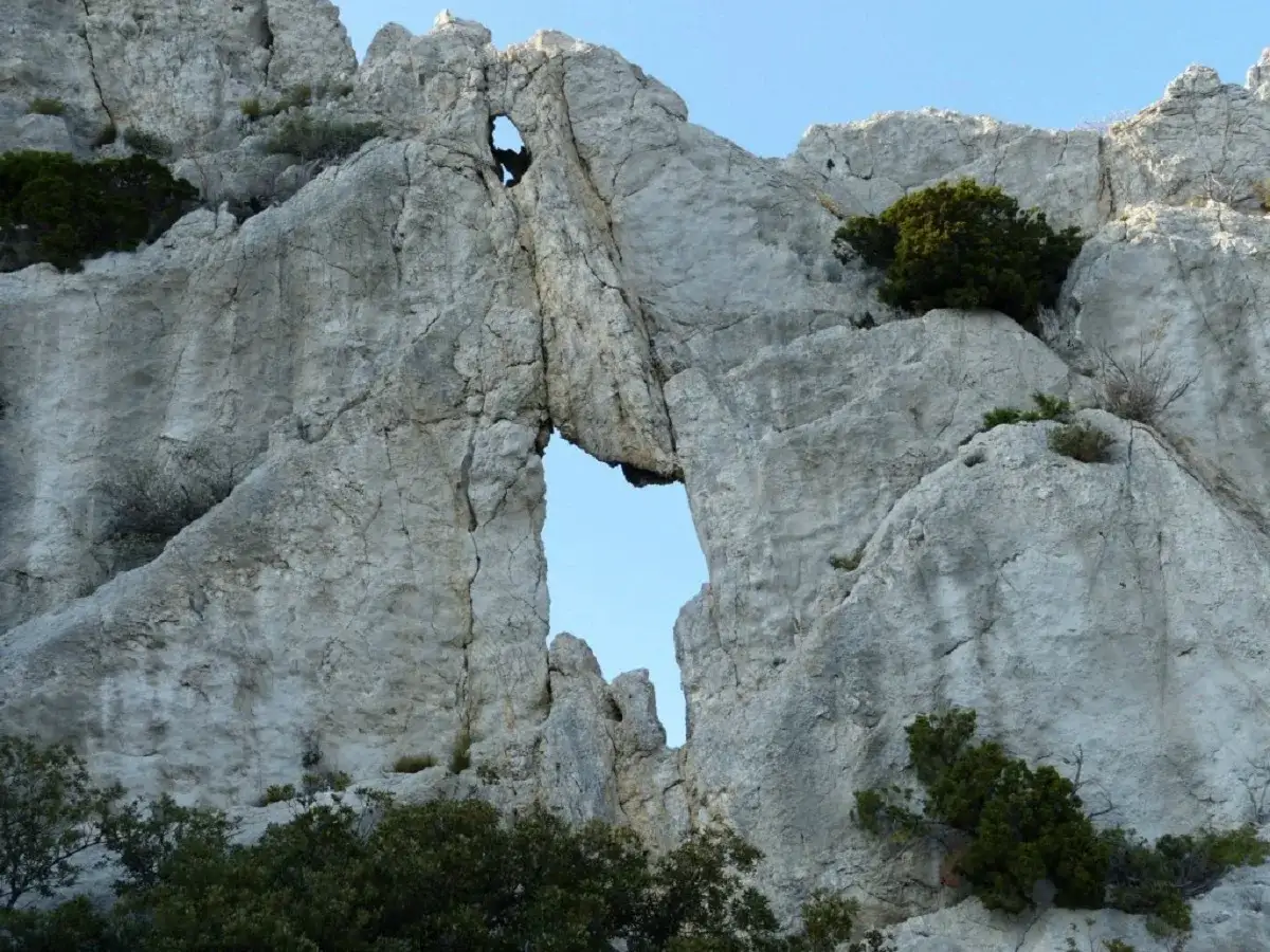 Le domaine des bosquets révèle des falaises calcaires sculptées par le temps, avec une arche naturelle spectaculaire.