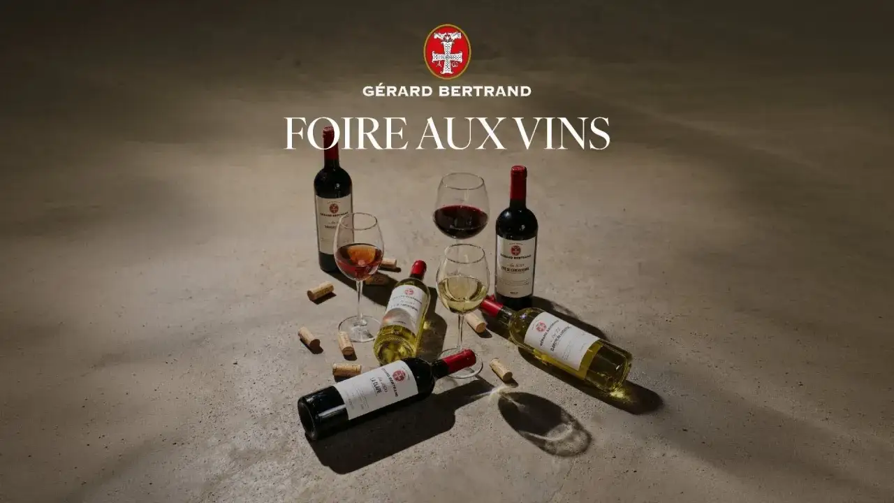 Bouteilles et verres de vin rouge, blanc et rosé, avec bouchons, pour la foire aux vins de printemps Gérard Bertrand.