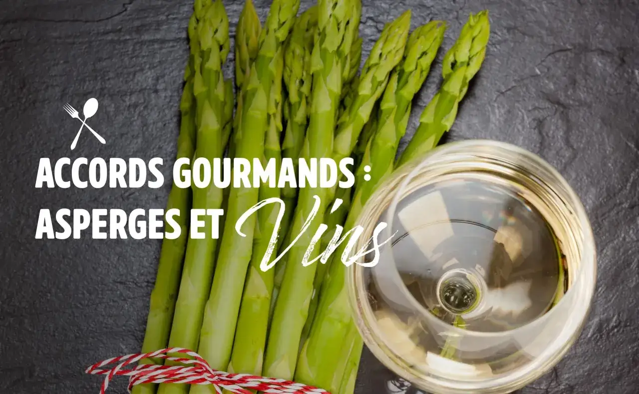 Un bouquet d'asperges vertes fra&icirc;ches, li&eacute;es par une ficelle rouge et blanche, &agrave; c&ocirc;t&eacute; d'un verre de vin blanc. D&eacute;couvrez avec quoi associer les asperges pour des accords gourmands.