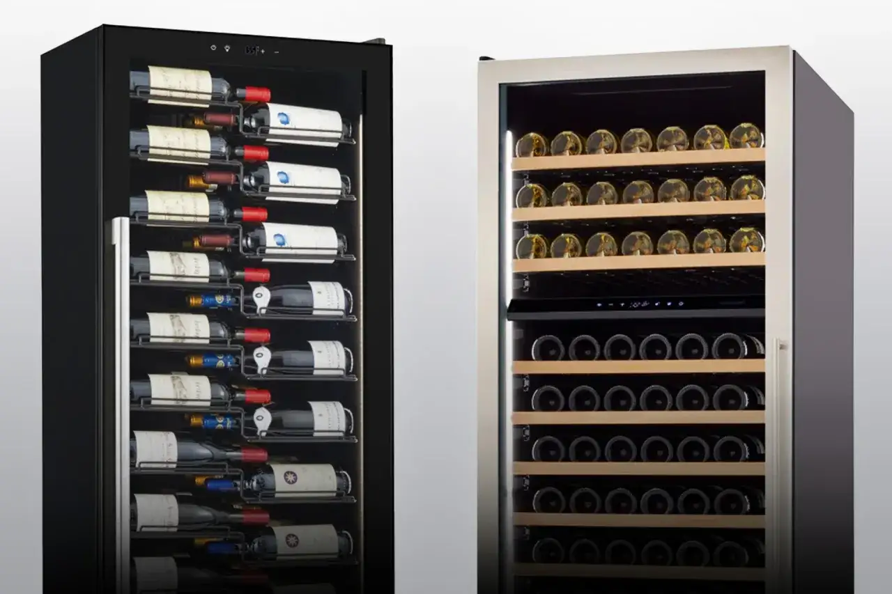 Deux caves &agrave; vin &eacute;lectriques pleines de bouteilles. D&eacute;couvrez comment ranger une cave &agrave; vin &eacute;lectrique pour une conservation optimale.