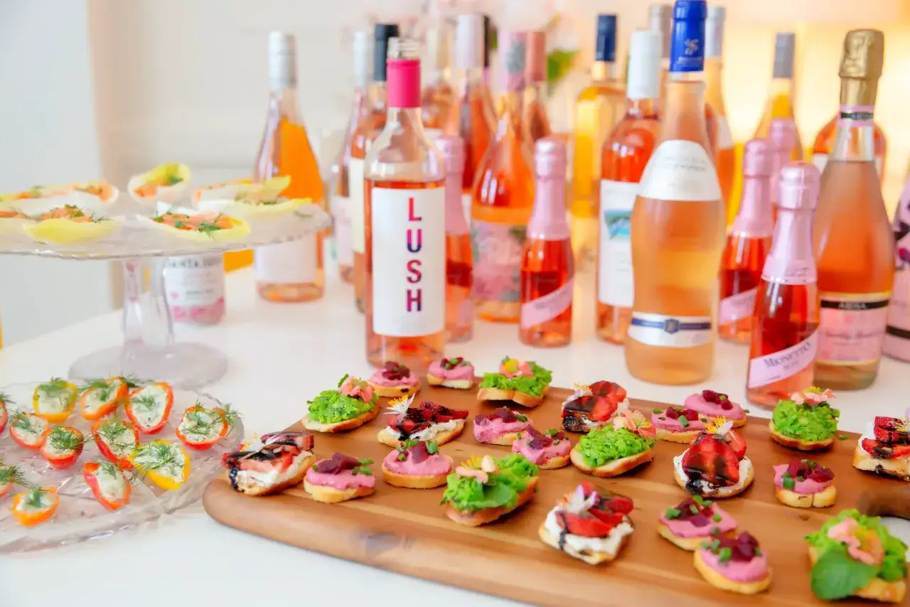 Des bouchées colorées et des canapés variés, parfaits pour accompagner du vin rosé.