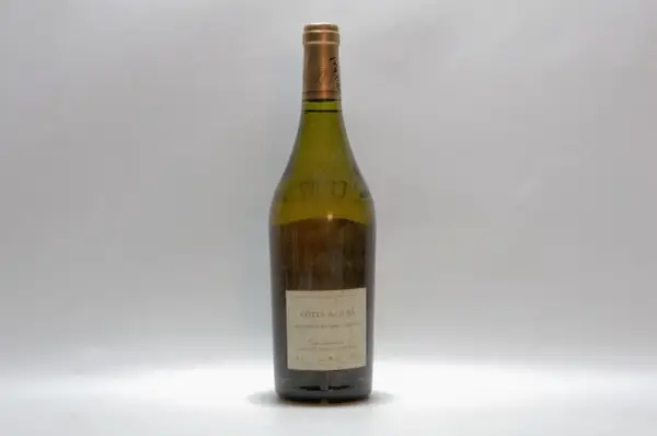 Bouteille de vin blanc des Côtes du Jura, millésime non visible, sur fond blanc.